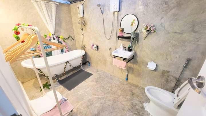 บ้านพักตากอากาศขนาดเล็ก ห่างชายหาดบางเก่า 800 เมตร #Cottage Ban Bo Yai Exteriér fotografie