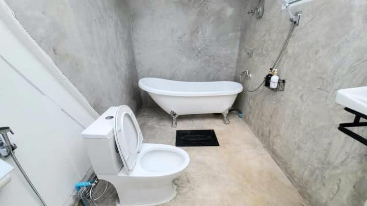 บ้านพักตากอากาศขนาดเล็ก ห่างชายหาดบางเก่า 800 เมตร #Cottage Ban Bo Yai Exteriér fotografie